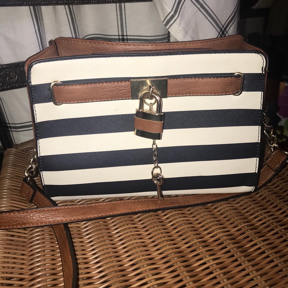 Striped shoulder bag